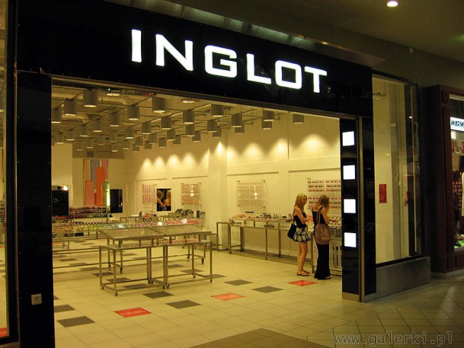 Inglot - ten tajemniczy sklep sprzedaje lakiery do paznokci, cienie do powiek, błyszczyki ...