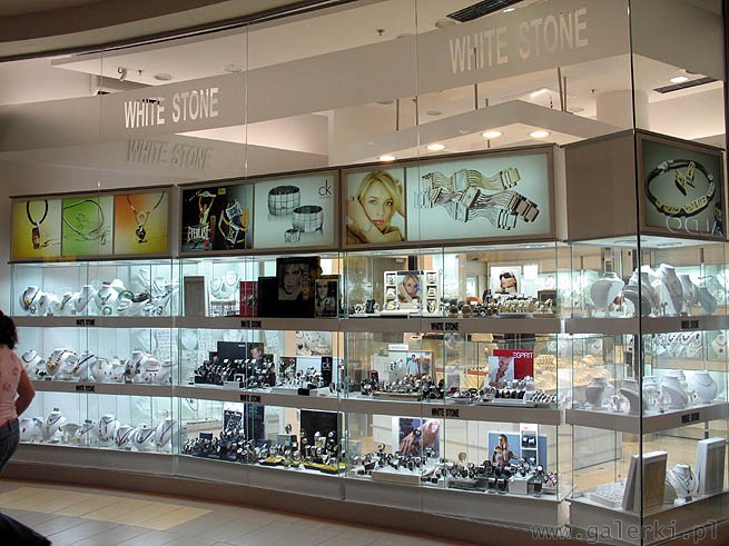 White Stone to salon jubilerski: oferuje brylanty, biżuterię złotą i srebrną, ...