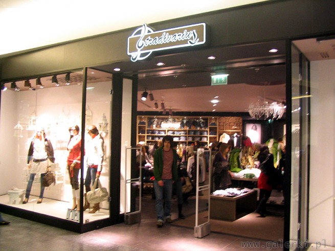Stradivarius to jedna z pięciu marek odzieżowych międzynarodowej grupy Inditex ...