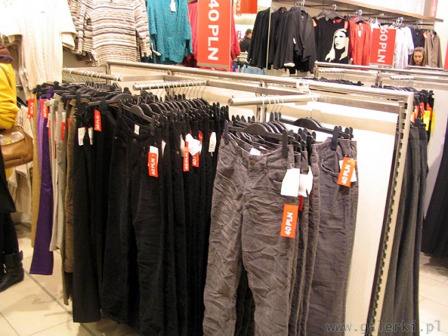 H&M spodnie sztruksowe na wyprzedaży w cenie 40 zł