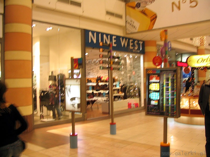 Nine West - międznarodowa sieć sklepów z obuwiem i torebkami. Firma obuwnicza ...