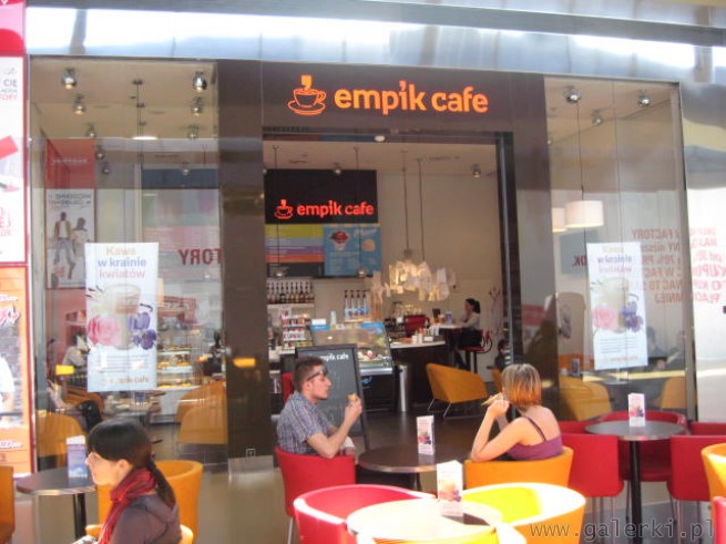 Empik Cafe to jedyna w swoim rodzaju kawiarnia dla spragnionych kultury. To miejsce ...