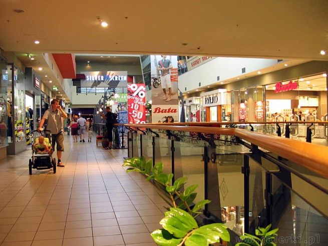 Wola Park posiada dwa poziomy galerii handlowych (salonów, sklepów i butików). ...