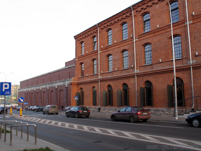 Ul. Świętojańska - mur starej fabryki i w oddali mur nowej części Galerii