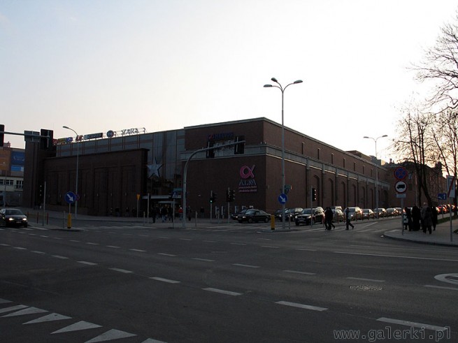 Widok na Centrum Handlowe Alfa w Białymstoku od zbiegu ulic Świętojańskiej i ...