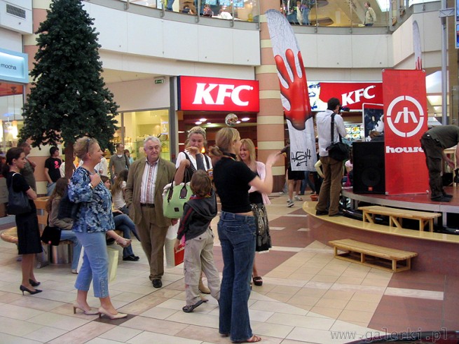 W galerii można poobserwować ludzi oraz zrobić zakupy. KFC - Kentucky Fried Chicken