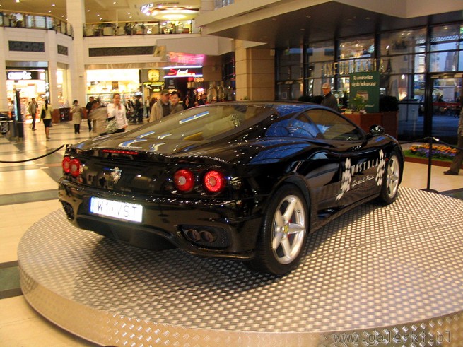 Ferrari 360 Modena w kolorze black. Auto które można spotkać na warszawskich ...