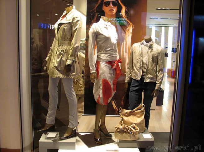 Tru Trussardi to włoska marka proponująca ubrania typowe wielkomiejskiego stylu ...