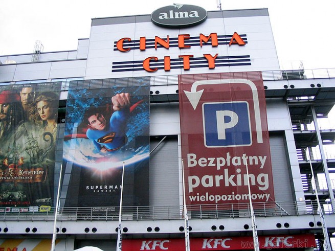 Kino Cinema City i plakaty reklamujące filmy