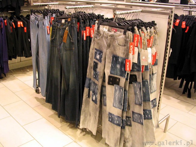 Jensy z łatami na wyprzedaży H&M w cenie 60 zł. Duże łaty. Inne jeansy ...