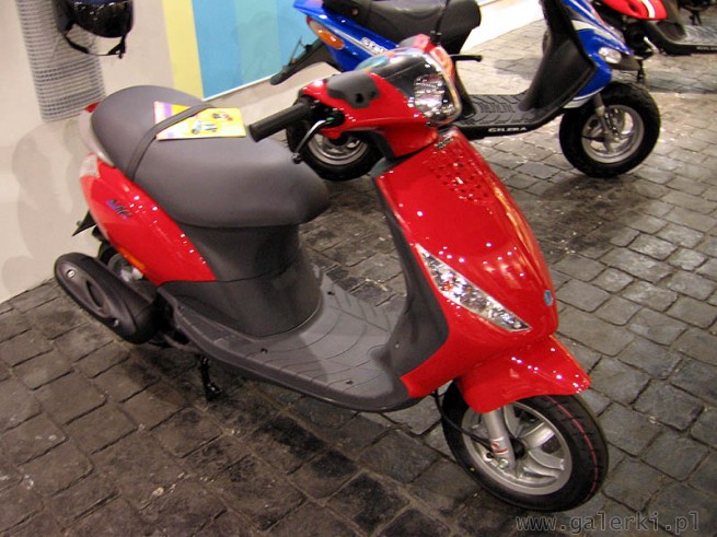Skuter - motorower Piaggio Zip  (z tej samej firmy powstaje Vespa)