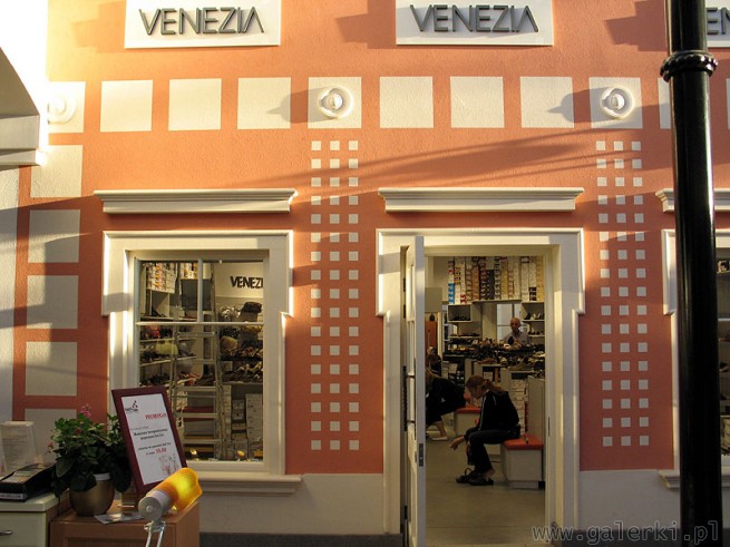 Venezia sprzedaje kolekcje: buty i torebki. Sklep w Centrum Outletów w Piasecznie